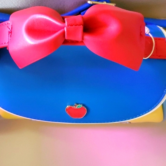 🆕️LOUNGEFLY 👑 DISNEY SNOW WHITE COSPLAY BOW HANDBAG PURSE - Picture 12 of 15